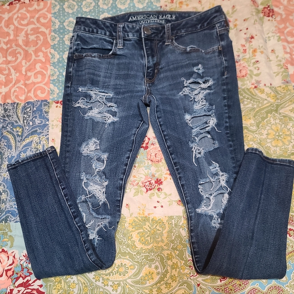 Women's (super distressed) American Eagle Jeans, Size 6 Regular